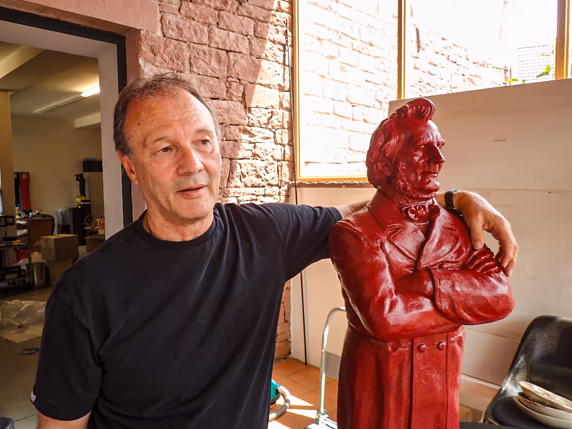 Ottmar Hörl mit der roten MeinFriedrich Skulptur