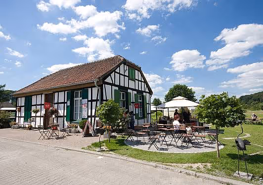 Königliches Schleusenwärterhaus am Rande der Ruhr in Witten