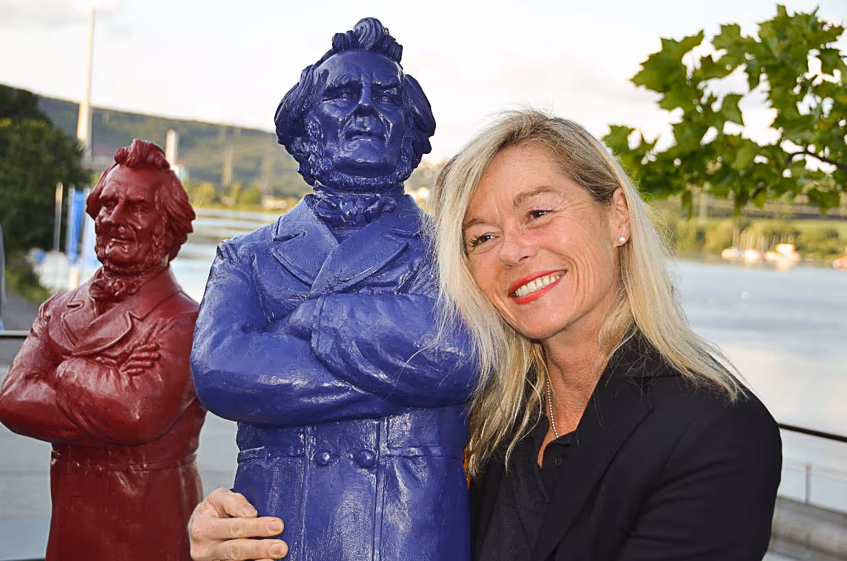 Gäste mit der blauen Harkort Skulptur