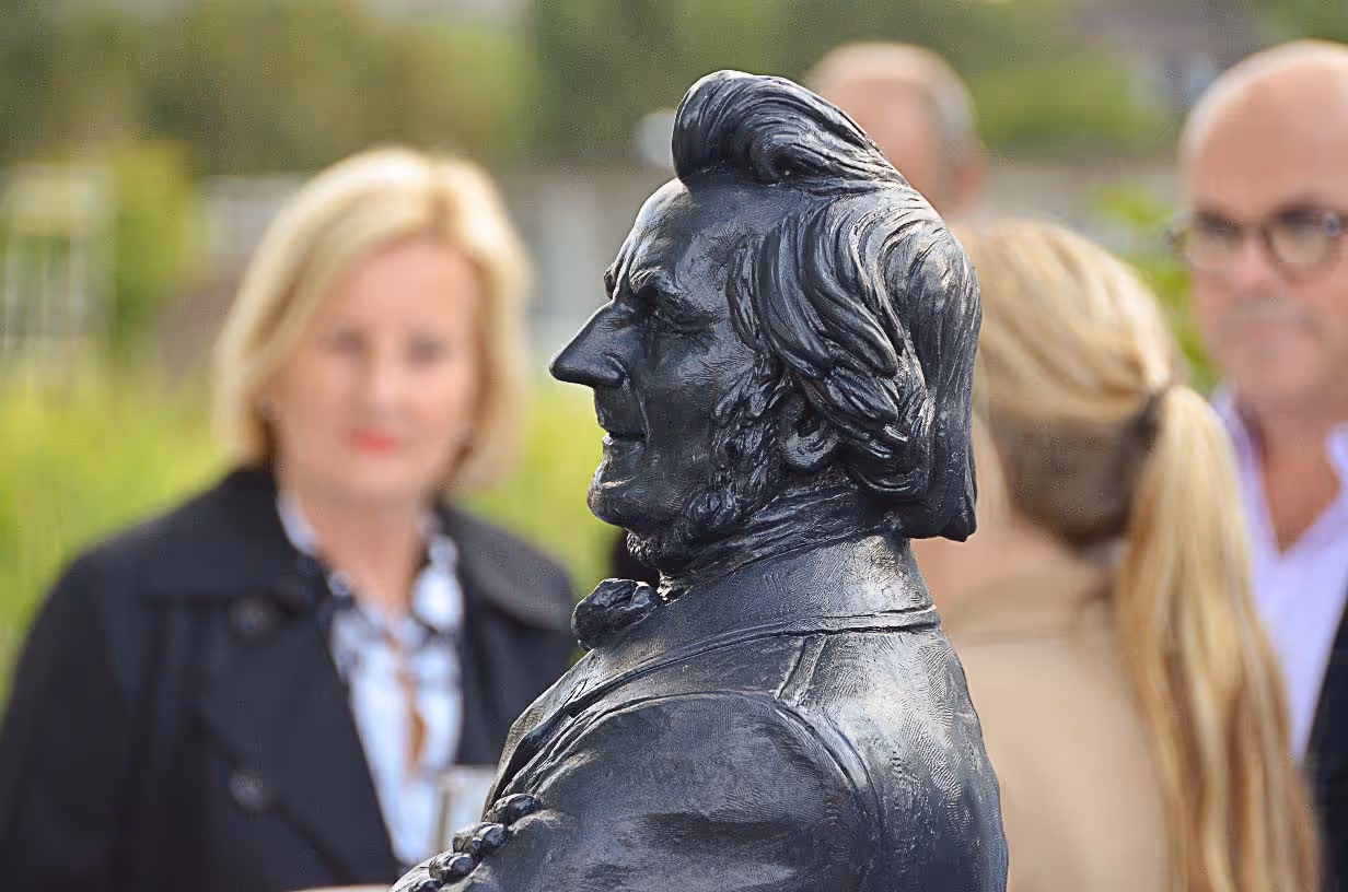 Die originale graue Friedrich Harkort Skulptur