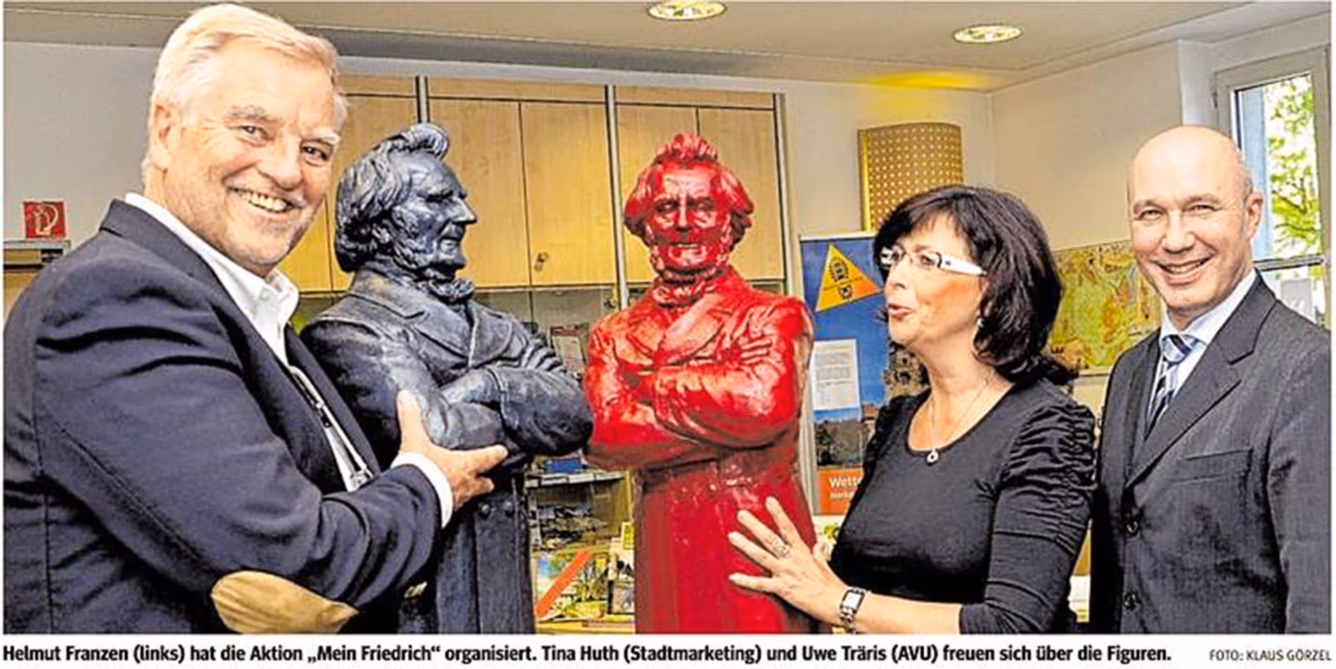 Helmut Franzen (links) hat die Aktion "Mein Friedrich" organisiert. Tina Huth (Stadtmarketing) und Uwe Träris (AVU) freuen sich über die Figuren.